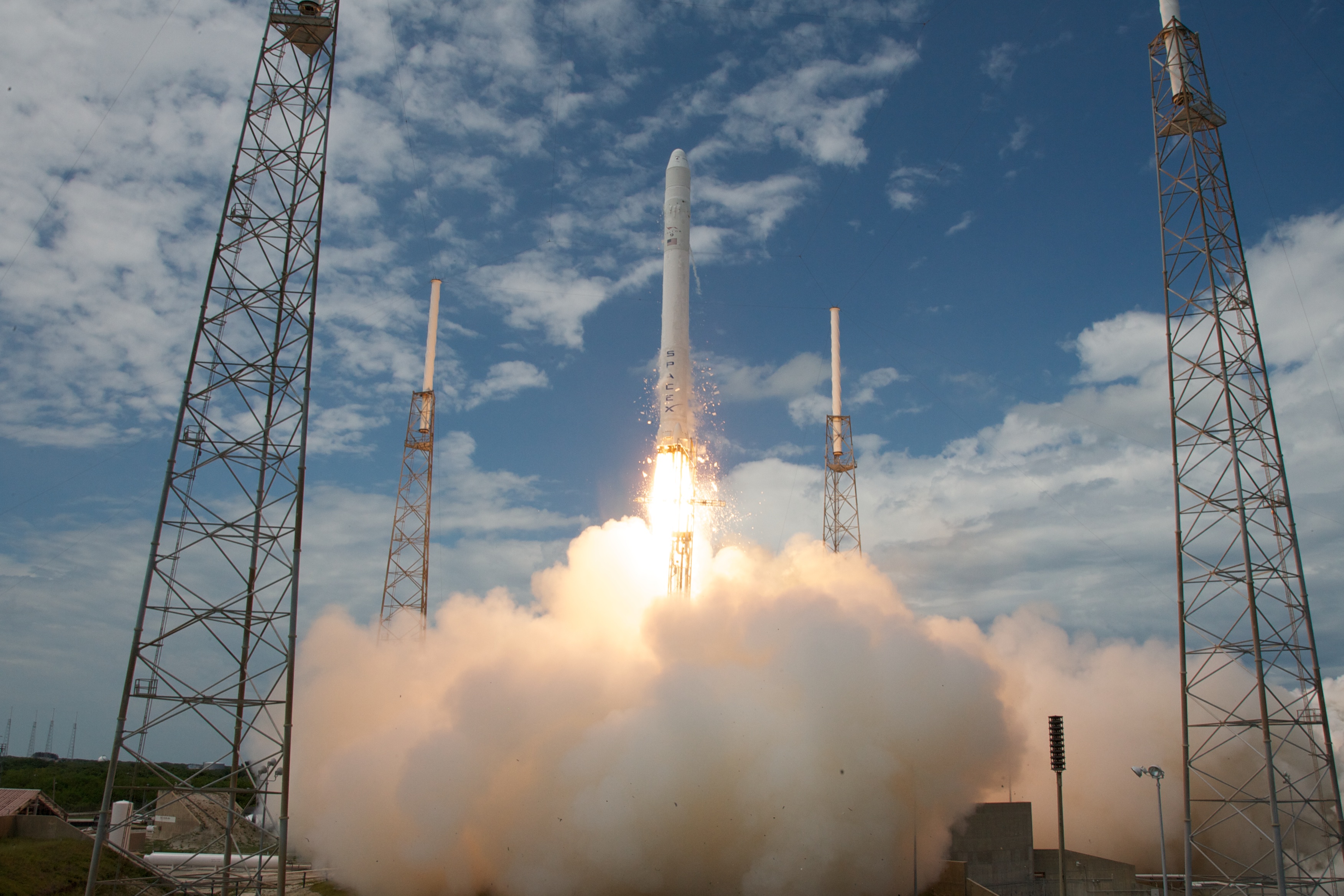 Ракета Falcon 9 взорвалась в полёте