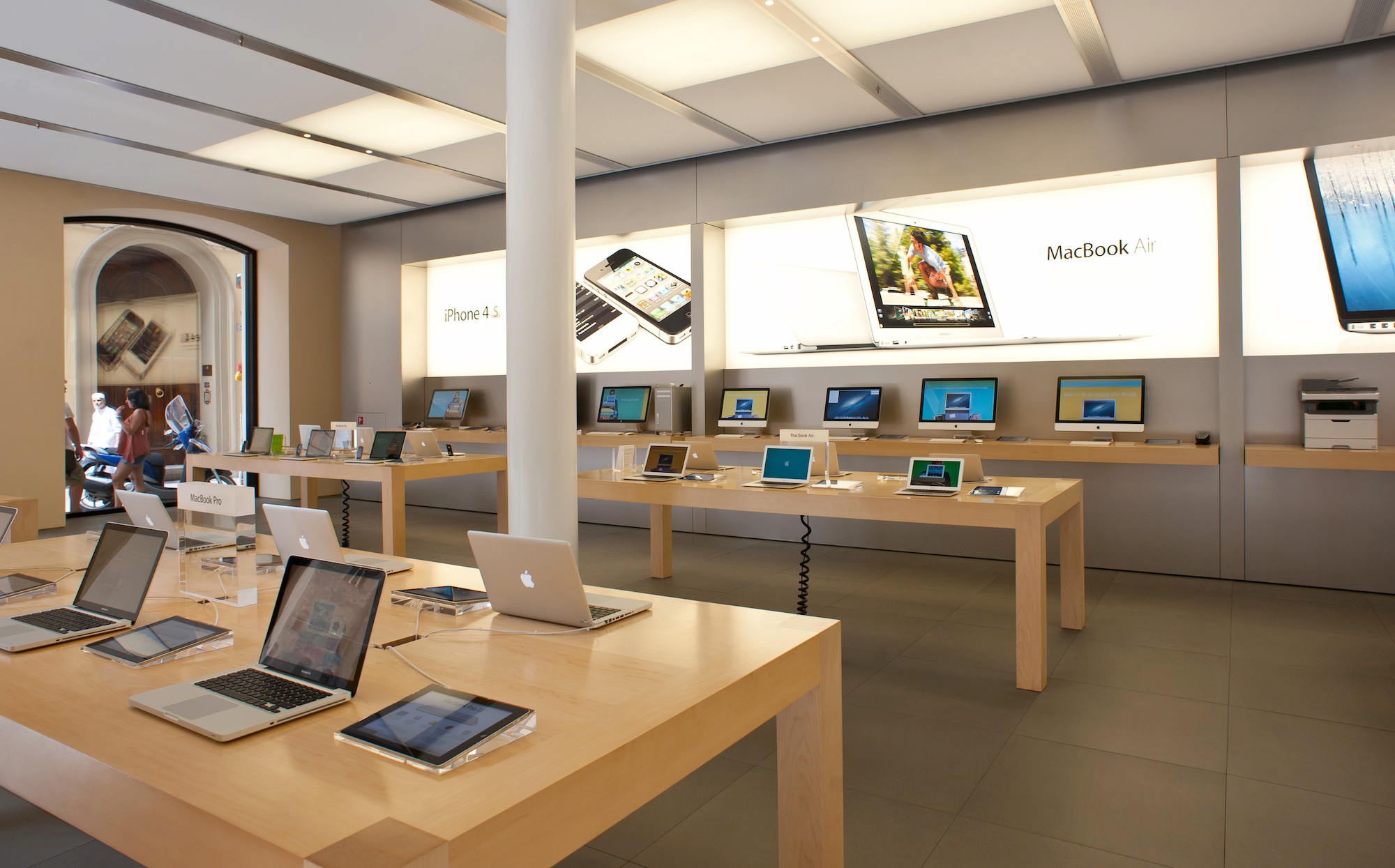 Apple проводит замену «интерактивных» ценников в Apple Store на приложения для устройств с iOS и Mac