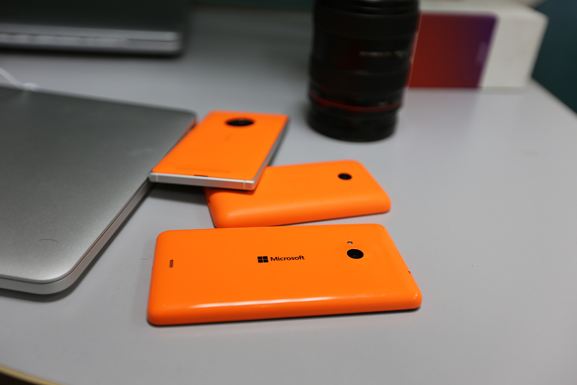 Сравнение новых смартфонов от Microsoft с другими флагманами