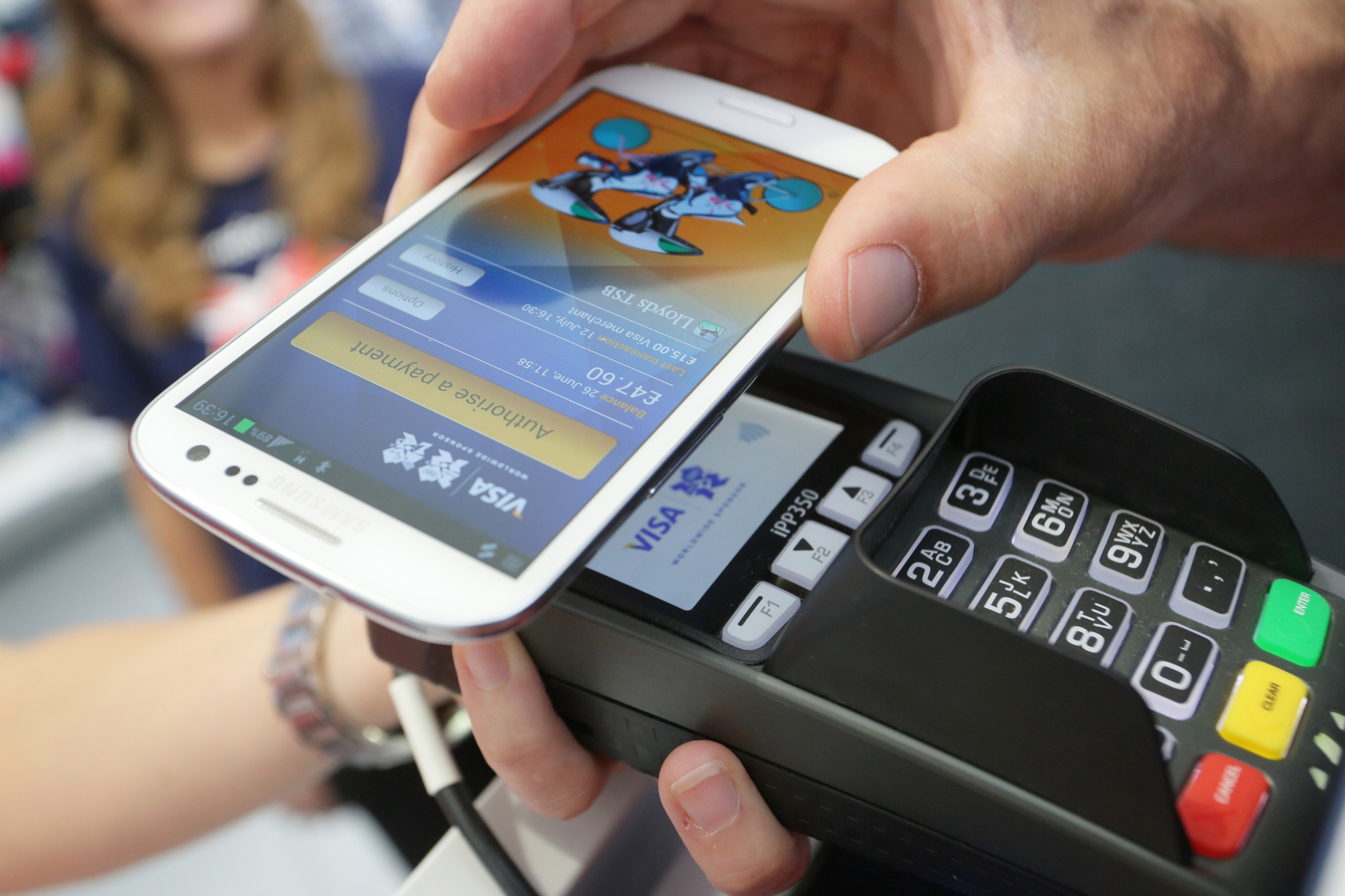 Visa и QIWI открыли сервис бесконтактной оплаты с помощью смартфонов