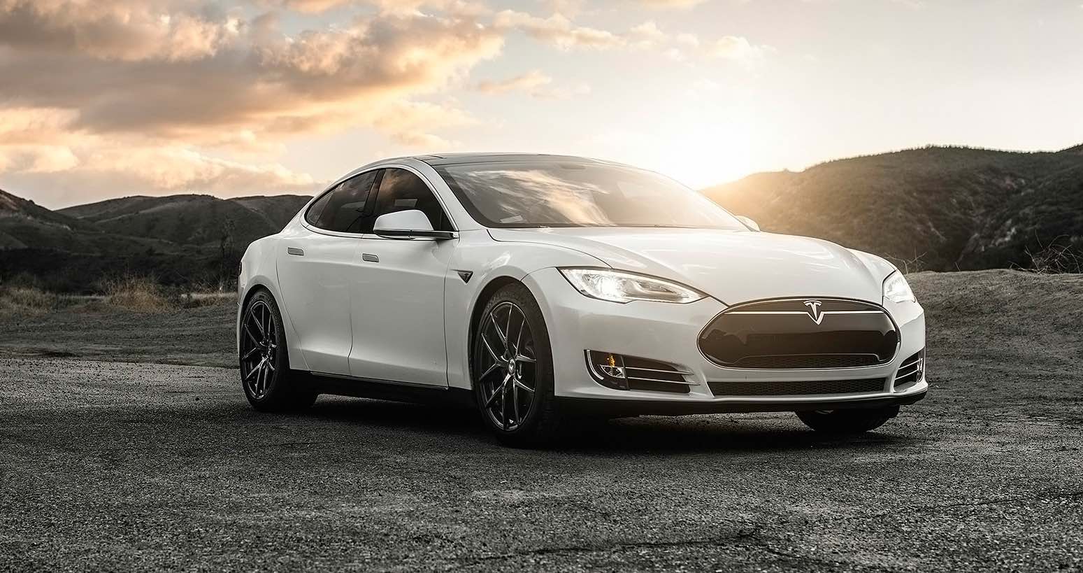 Компания Tesla выпустит электрокары с запасом хода в 1200 км