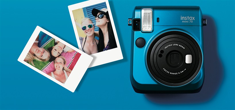 fujifilm-instax-mini-70-film-camera-designboom-02-818x383
