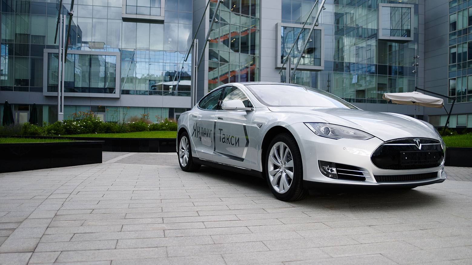 Электромобиль Tesla появится в “Яндекс.Такси” Петербурга