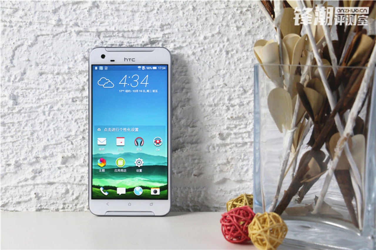 HTC опубликовала официальные изображения своего смартфона