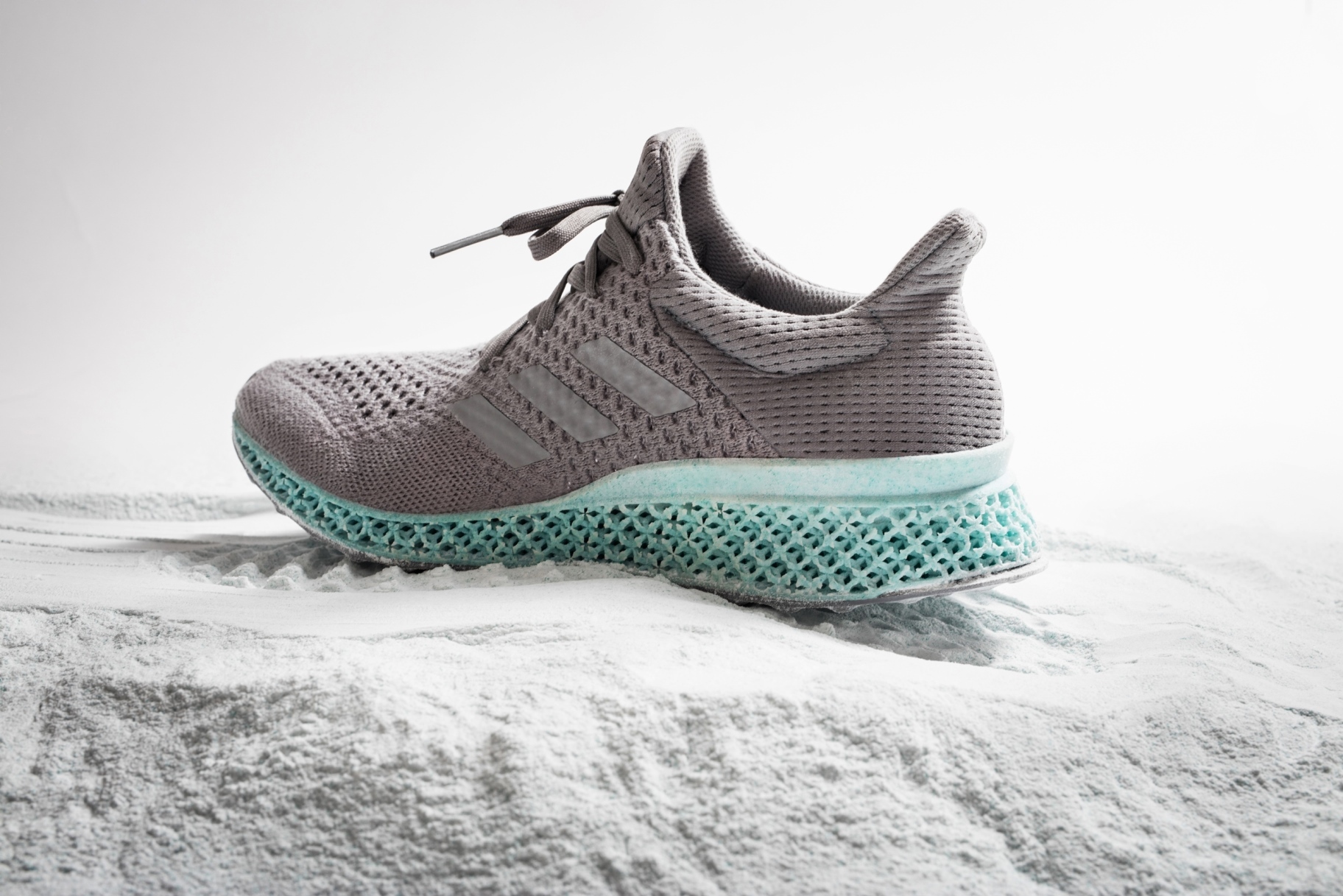 Adidas создал кроссовки из океанического муссора