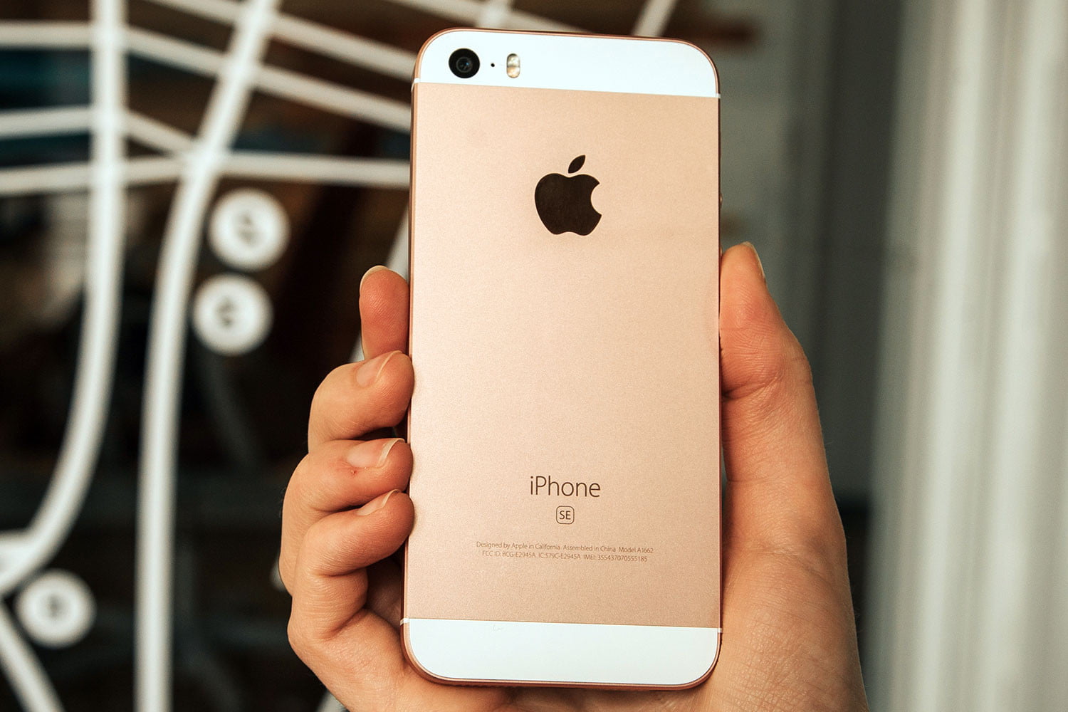 Ценник iPhone SE упал до рекордно низкой отметки