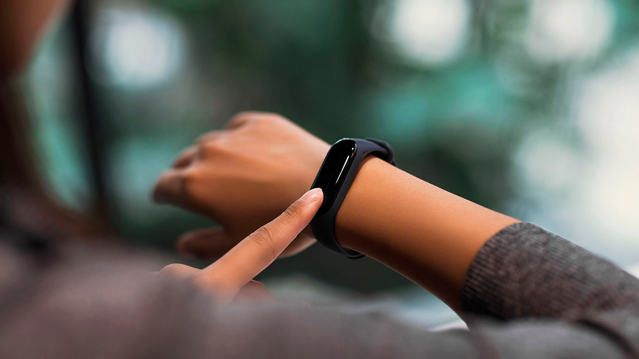 Xiaomi Mi Band 4 показался на фото