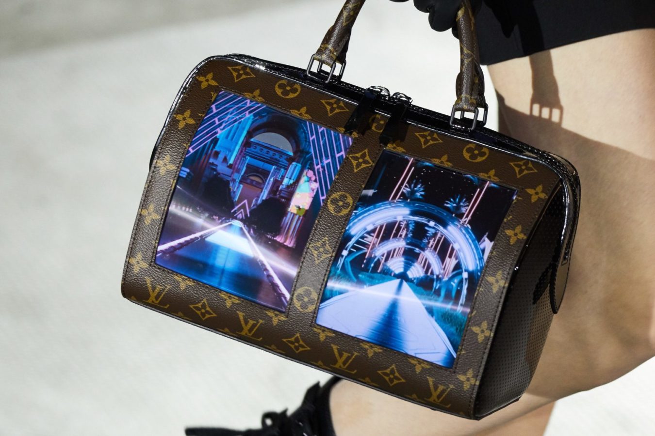 Бренд Louis Vuitton показал сумку с гибким дисплеем