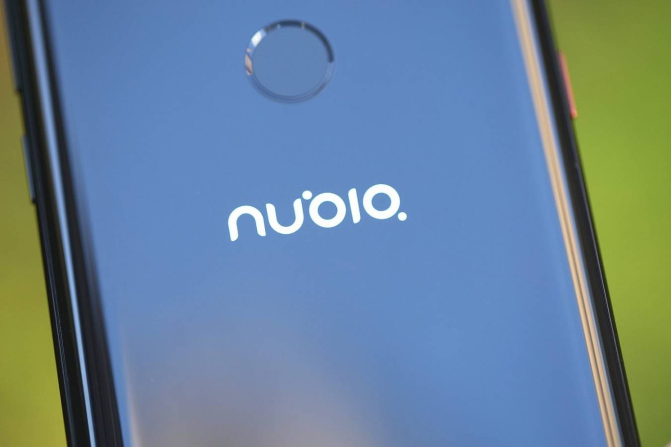 Nubia готовит смартфон с двумя дисплеями