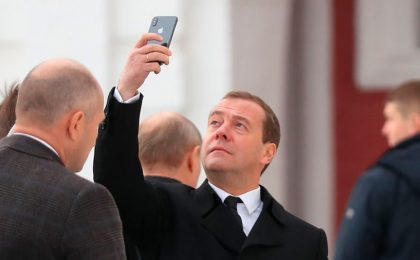 Дмитрий Медведев со смартфоном