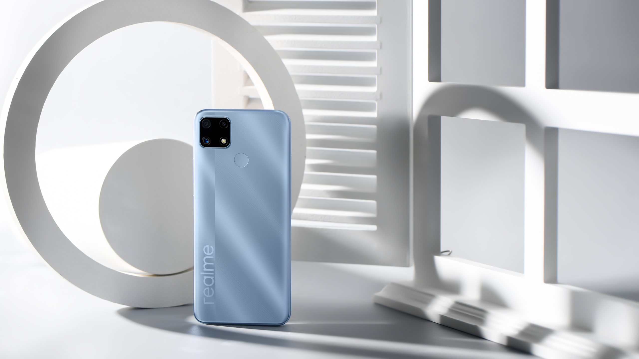 В России выпущен бюджетный смартфон realme C25 с обратной зарядкой и NFC