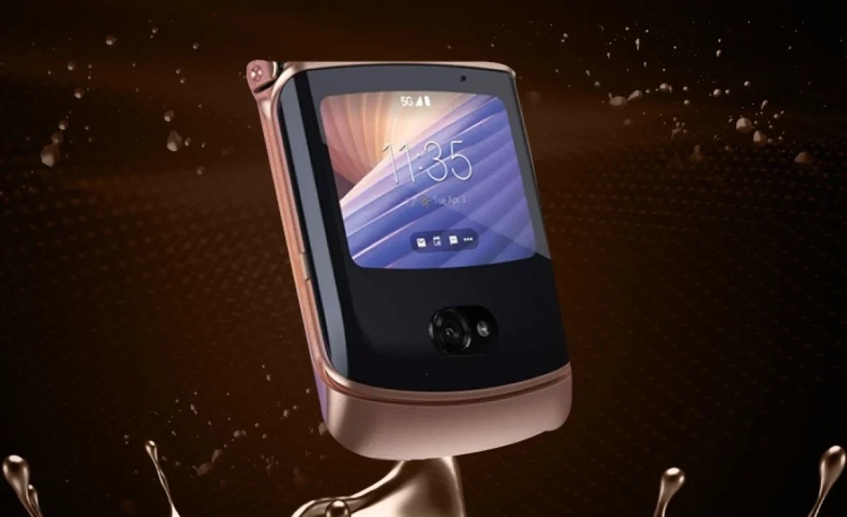 Вышла новая версия складного смартфона Motorola Razr 5G
