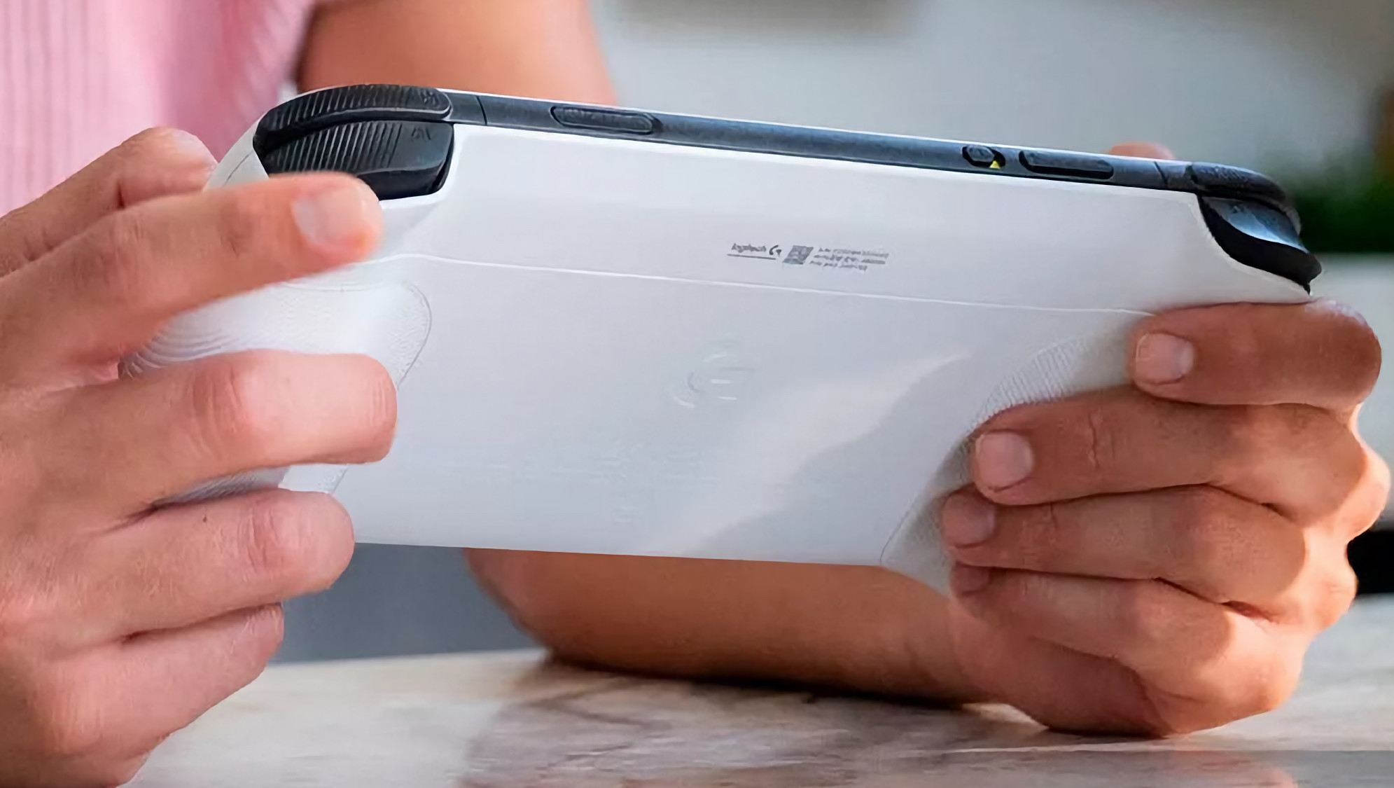 Названы характеристики портативной консоли Logitech и Tencent