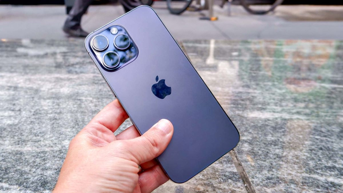 Продажи iPhone в России упали в 2022 году