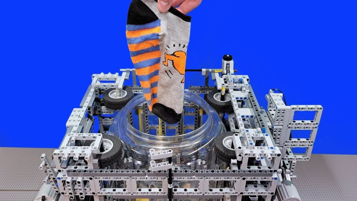 Энтузиаст из США собрал из LEGO рабочую стиральную машину с режимом сушки и глажки
