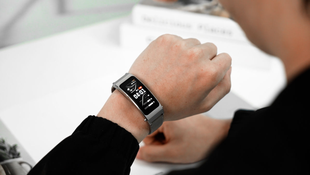 Huawei выпустила фитнес-браслет и Bluetooth-гарнитуру в одном устройстве — Huawei Talking Bracelet B7