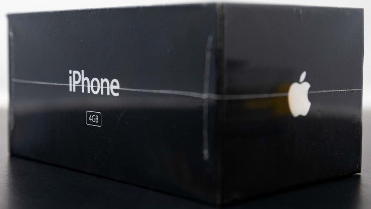 Запечатанный iPhone первого поколения выставили на аукцион за $10 тысяч