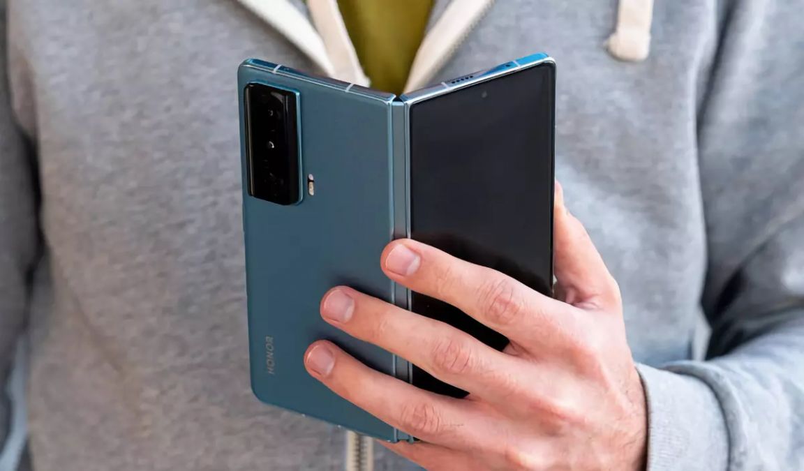 Складной смартфон Honor Magic V2 появился на фото