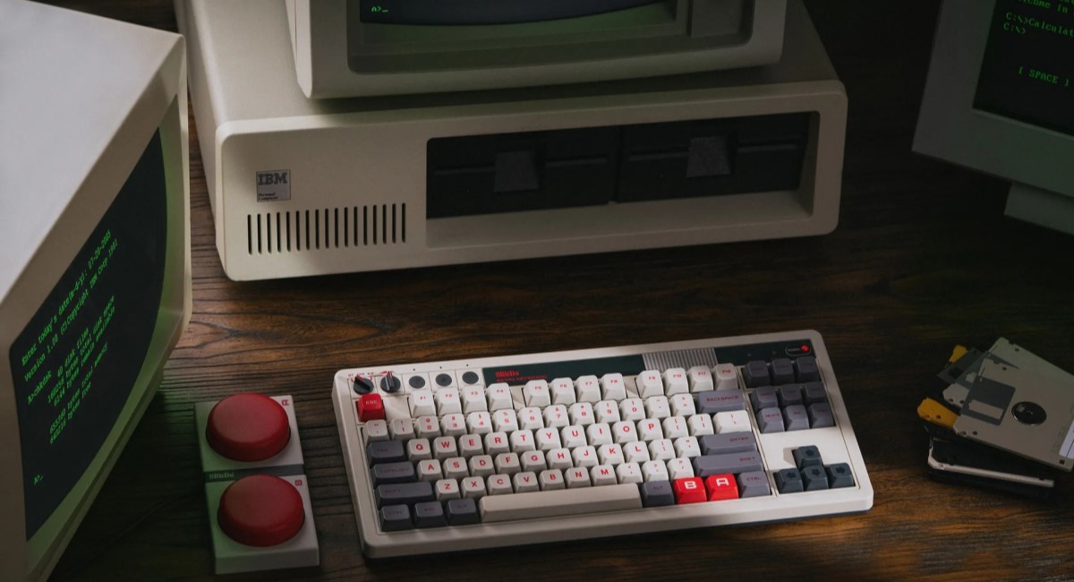8BitDo представила механическую клавиатуру в дизайне ретро консоли Nintendo