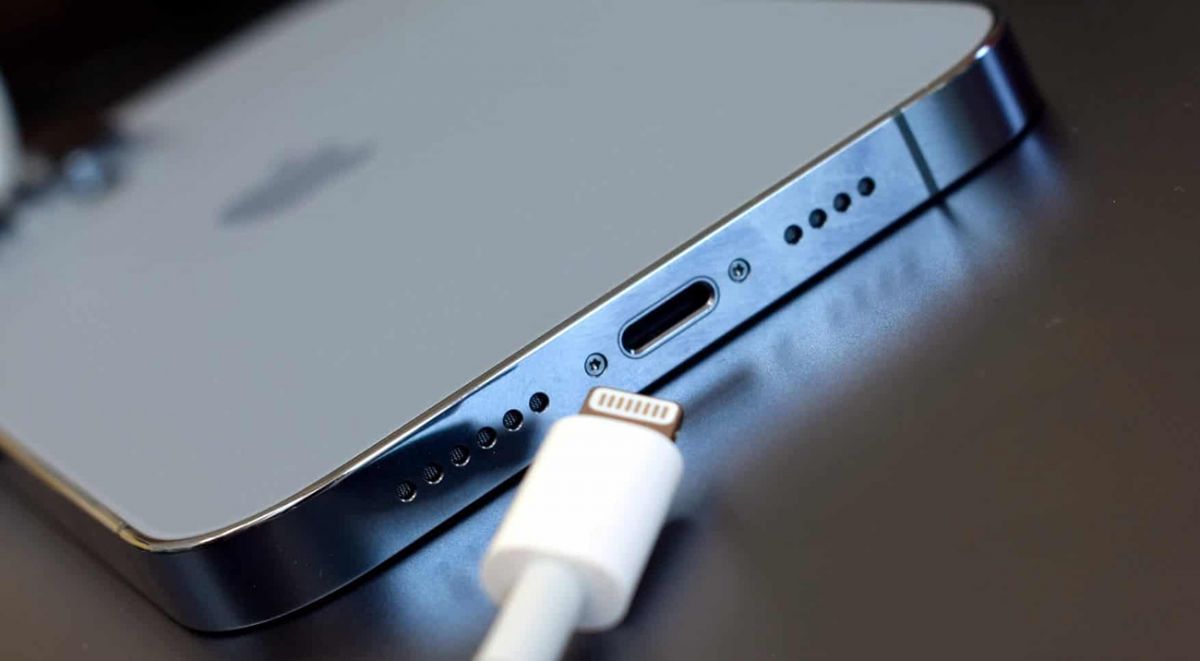 Apple попросила пользователей iPhone не спать рядом с ним во время зарядки