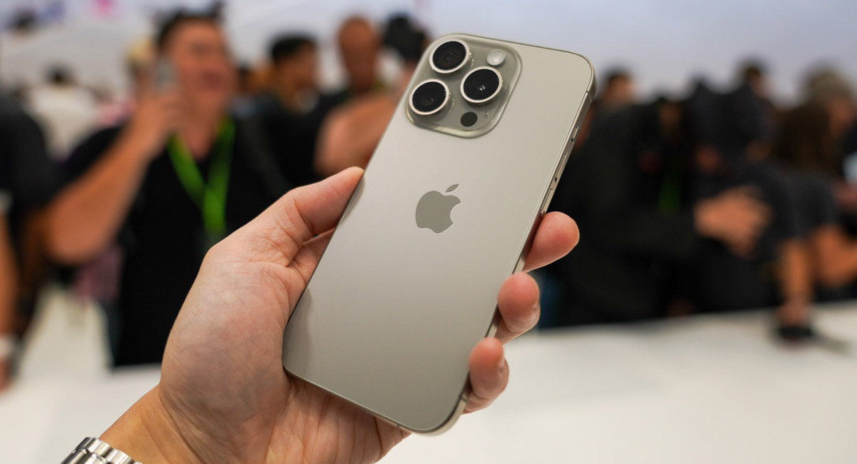 iPhone 15 и iPhone 15 Pro на живых фотографиях