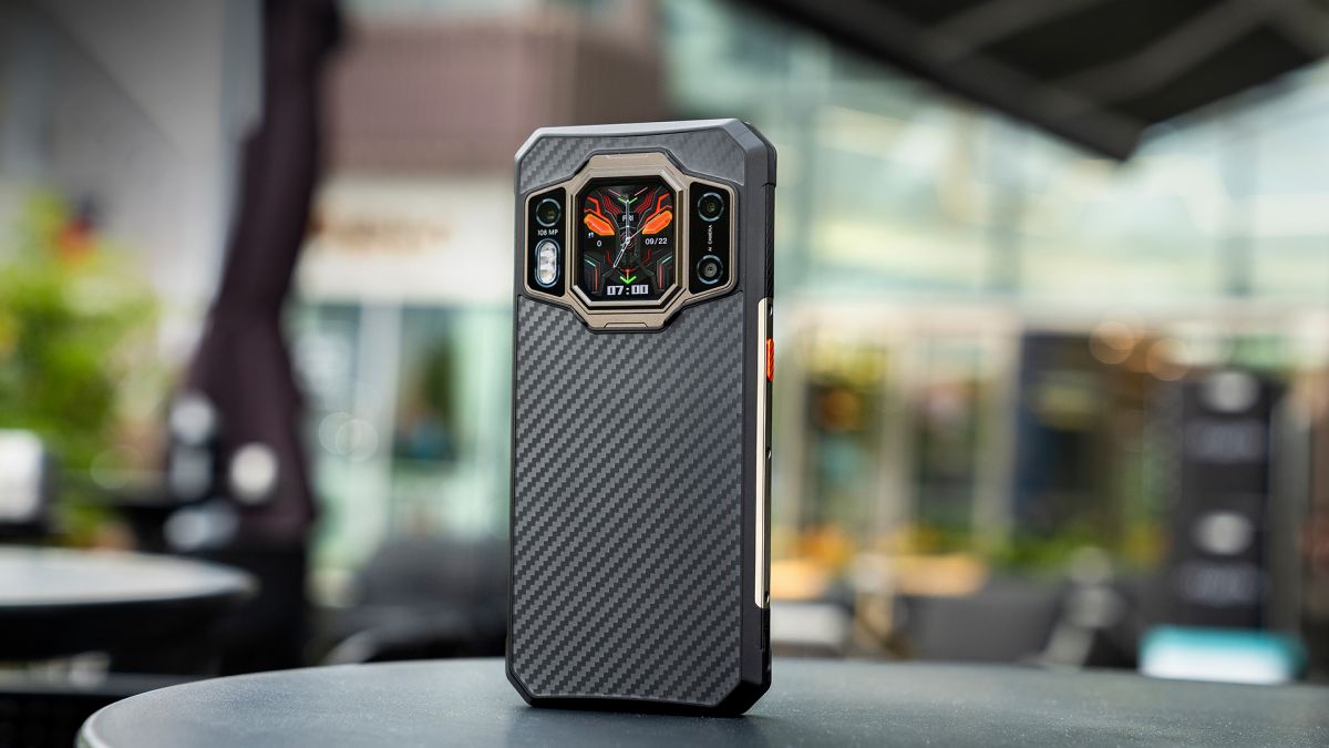 OUKITEL в ноябре представит неубиваемый смартфон WP30 Pro с двумя дисплеями
