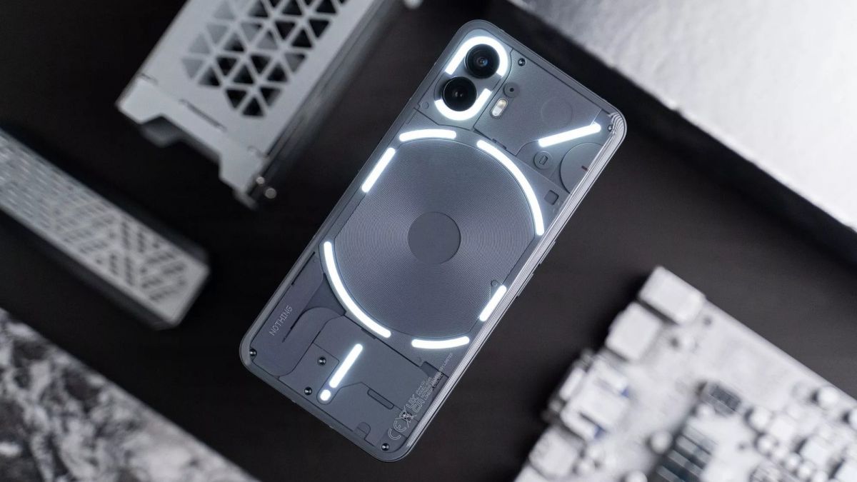 Nothing Phone (2) получил обновление ОС 2.5.2