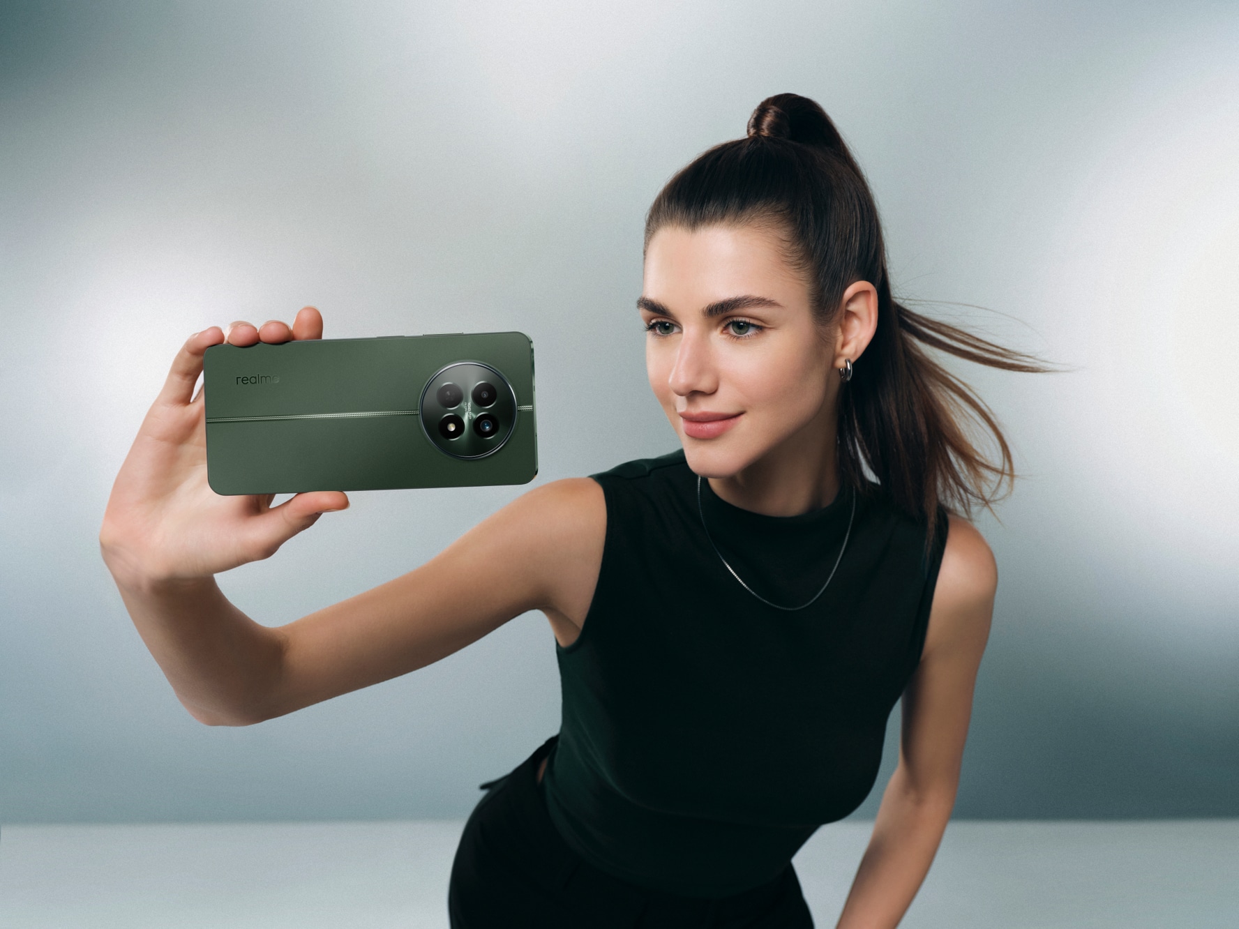Представлен realme 12: доступный смартфон с экраном 120 Гц и фишкой iPhone 15 Pro
