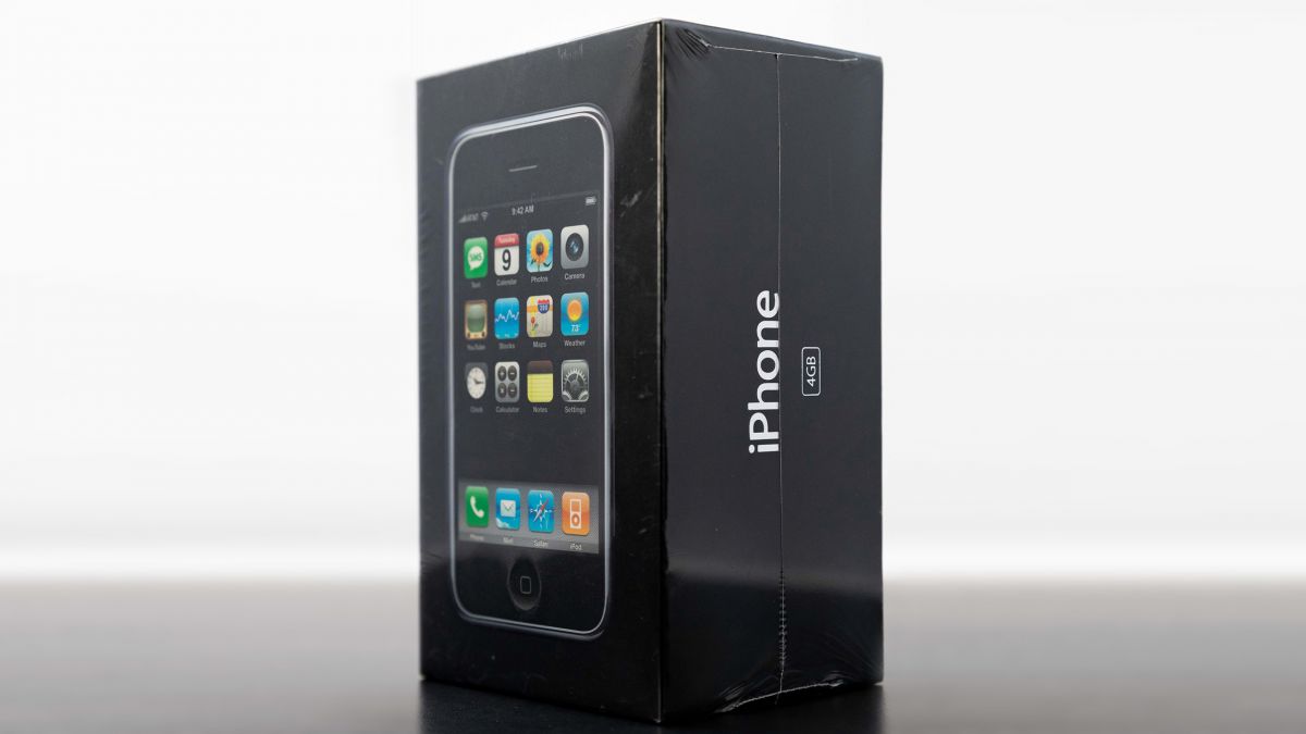 Первый запечатанный iPhone продали на аукционе за $130 тысяч