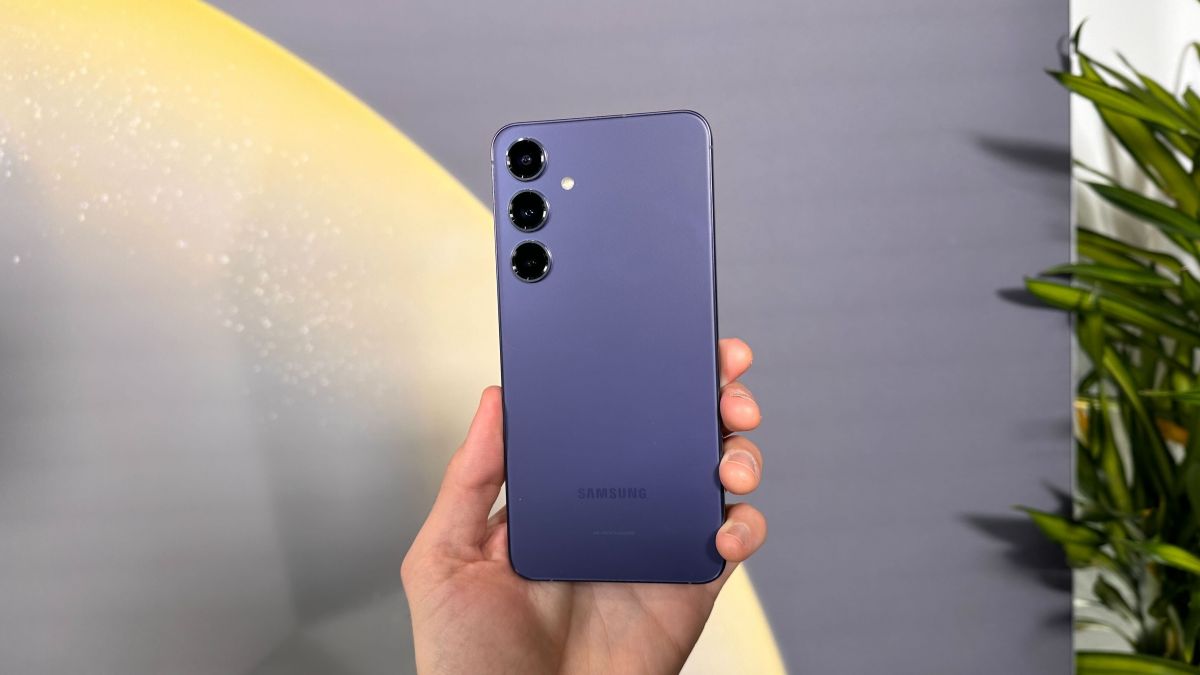 Новый дизайн и большой дисплей: инсайдер раскрыл первые данные о Samsung Galaxy S25