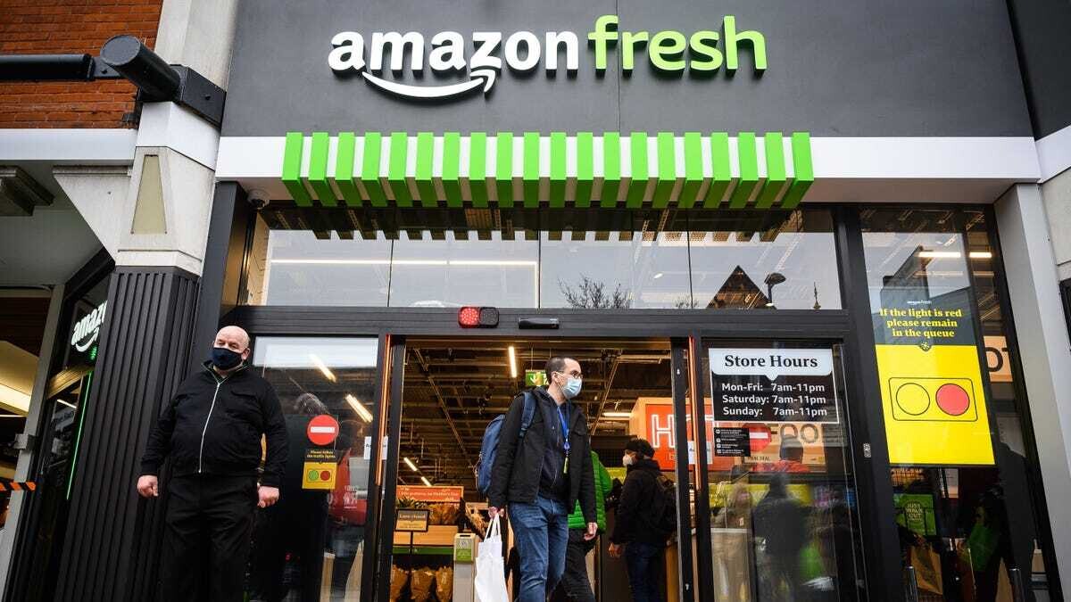 Amazon использовала в своих беcкассовых магазинах не ИИ, а тысячу индийцев