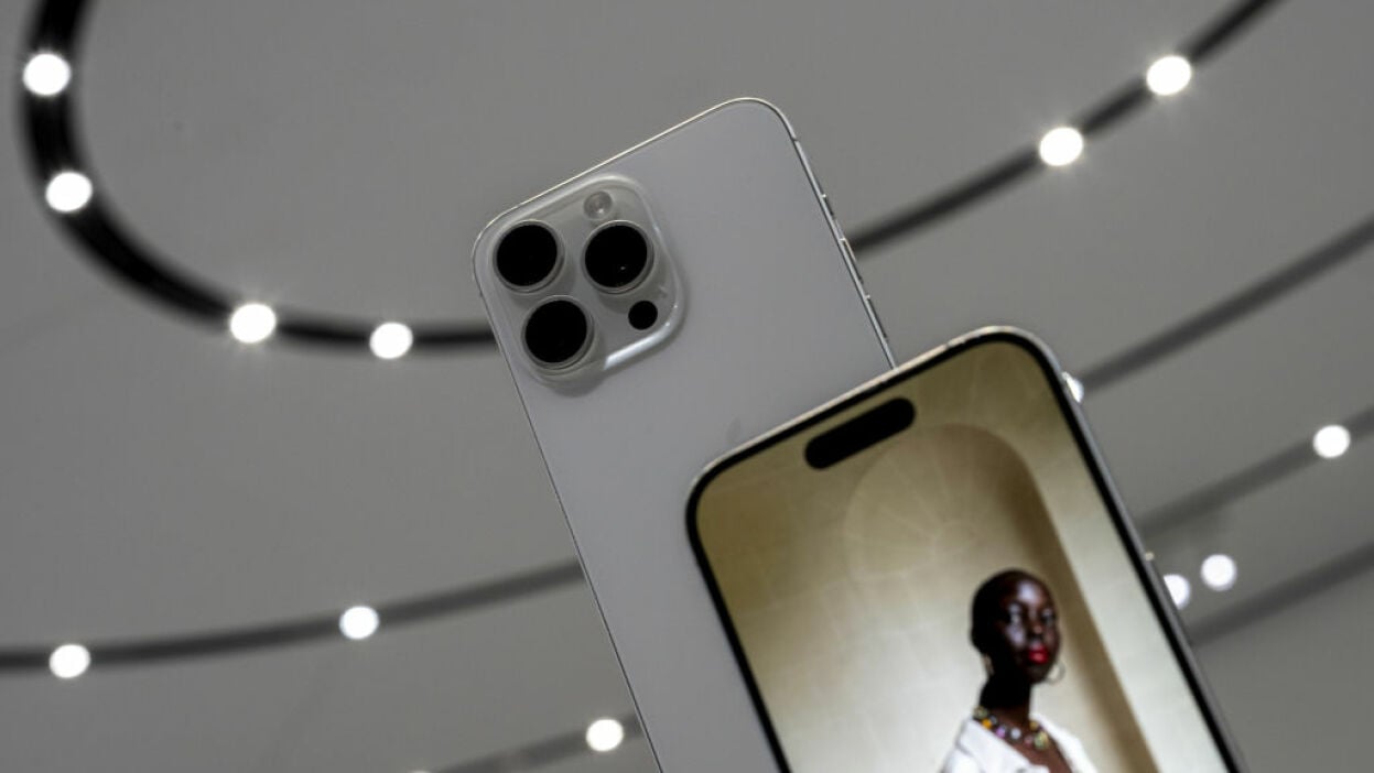 Титановый iPhone 15 Pro начали продавать в России на 35% дешевле