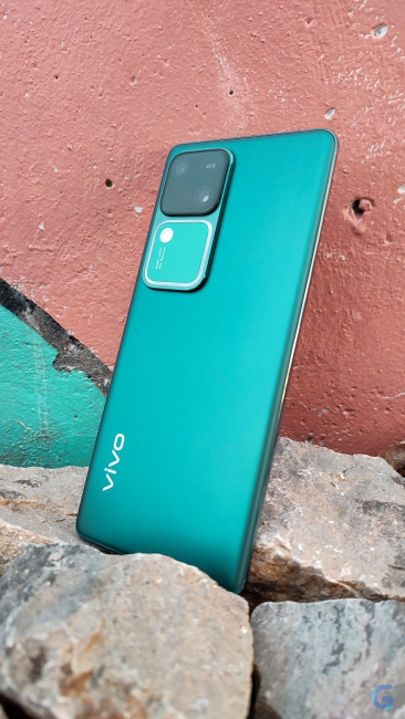 Обзор Vivo V30: аура изумрудного леса