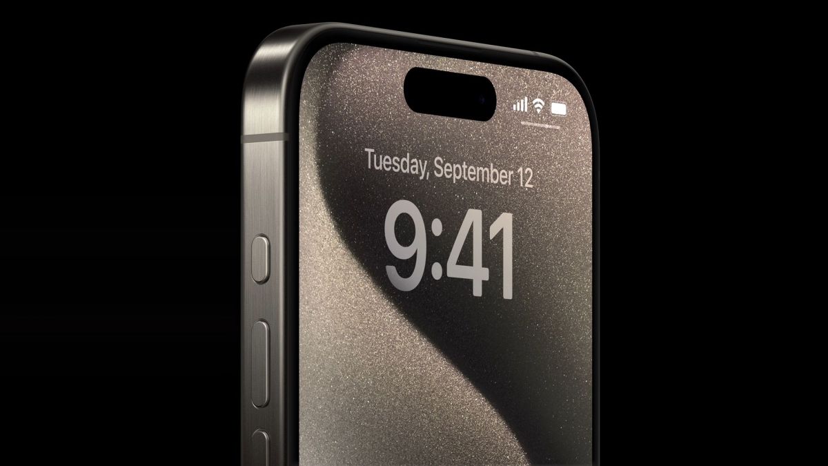 Титановый iPhone 15 Pro подешевел в России на 40%