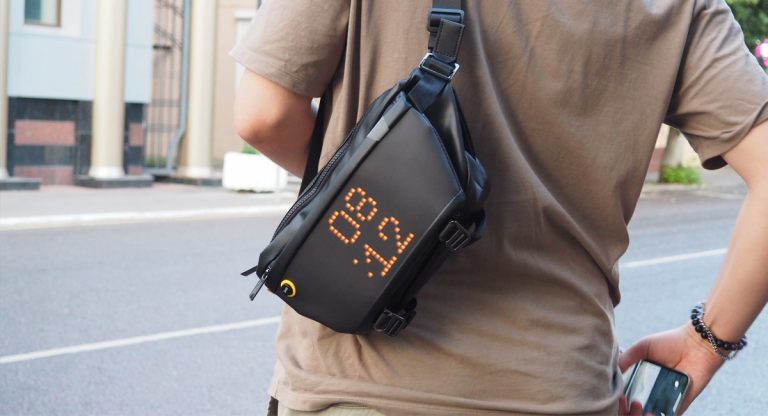 Обзор слинг-сумки Divoom Pixoo: киберпанк на ваших плечах