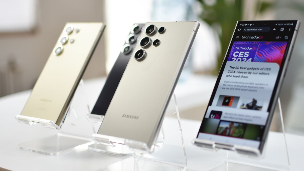 Топовый Samsung Galaxy S24 Ultra подешевел в России на 40%
