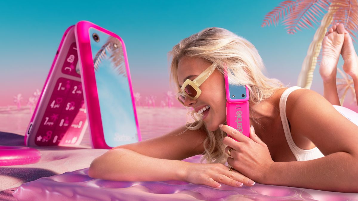 HMD представила два Barbie Phone — кукольные «раскладушки» со сменными крышками