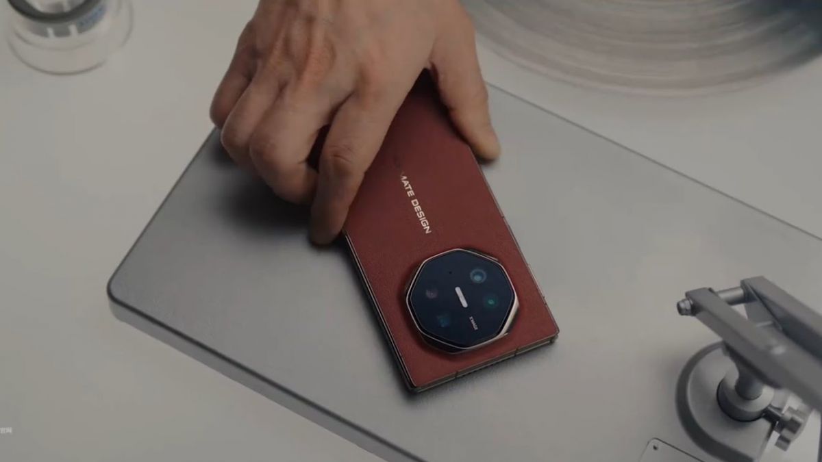 HUAWEI показала первую в мире тройную «раскладушку» Mate XT