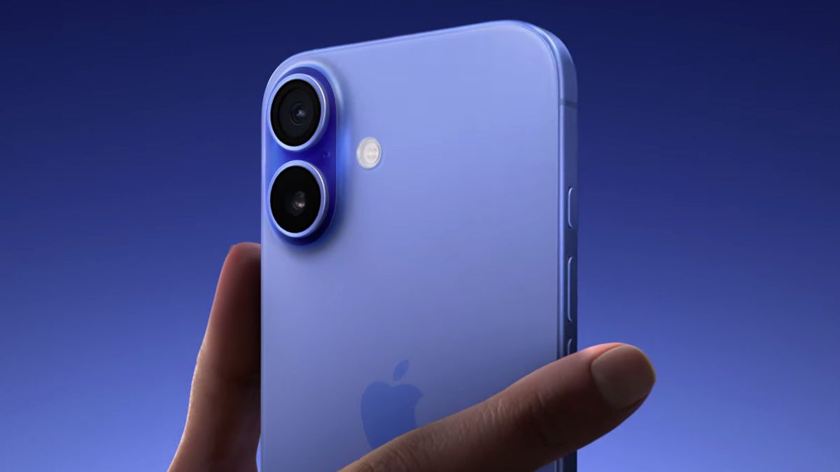 Новые iPhone 16 подешевели в России на 15%