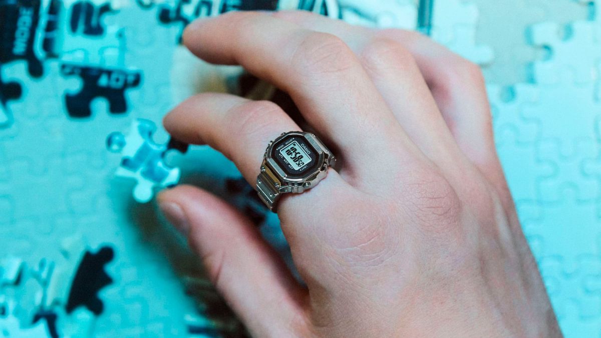 Casio выпустила умное кольцо в виде часов с экраном