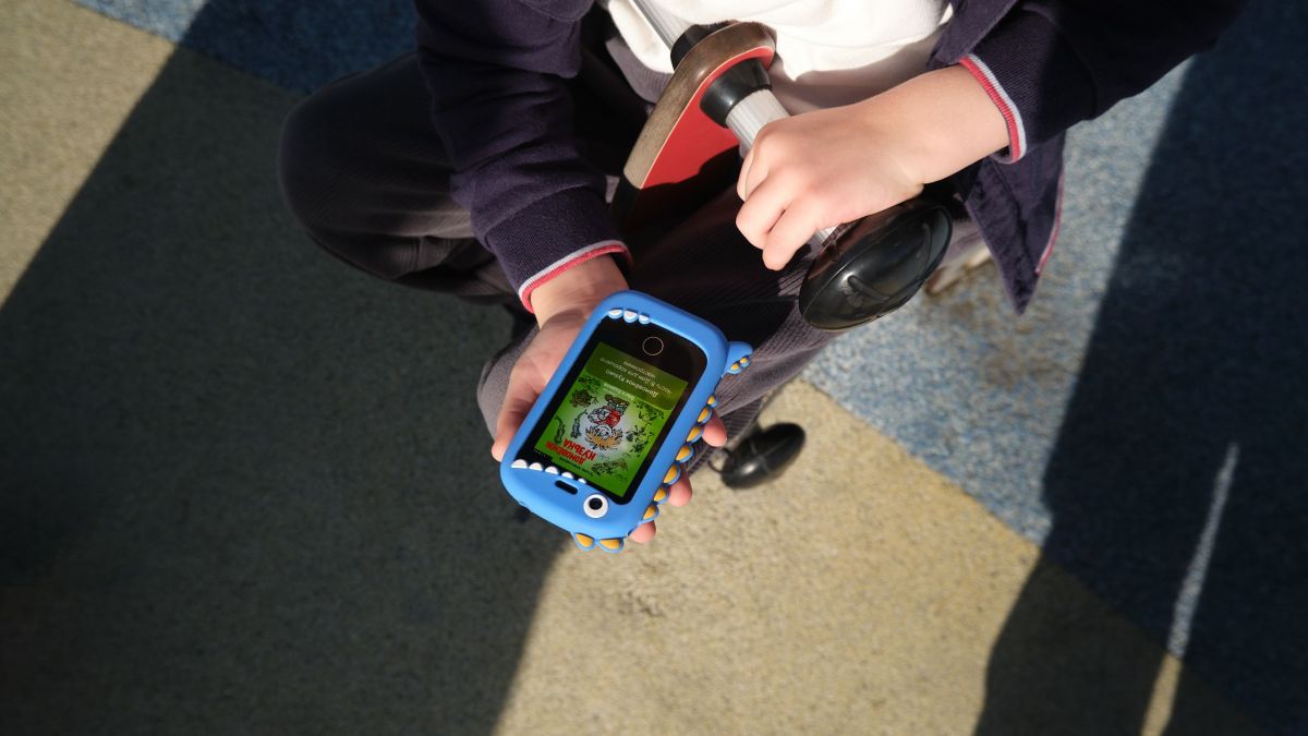В России стартовали продажи первого детского телефона Elari GamePhone