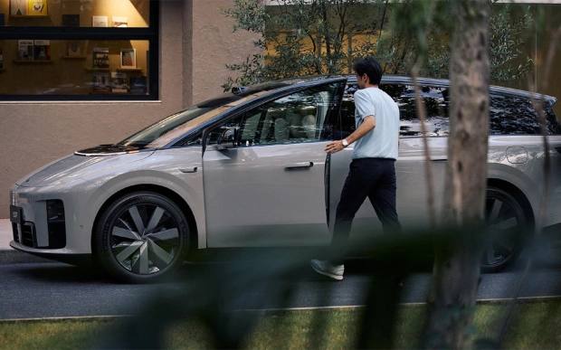 Li Auto представила электрический минивэн i8