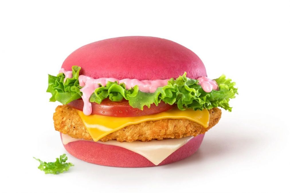 В меню «Вкусно — и точка» появится розовый бургер Hello Kitty.