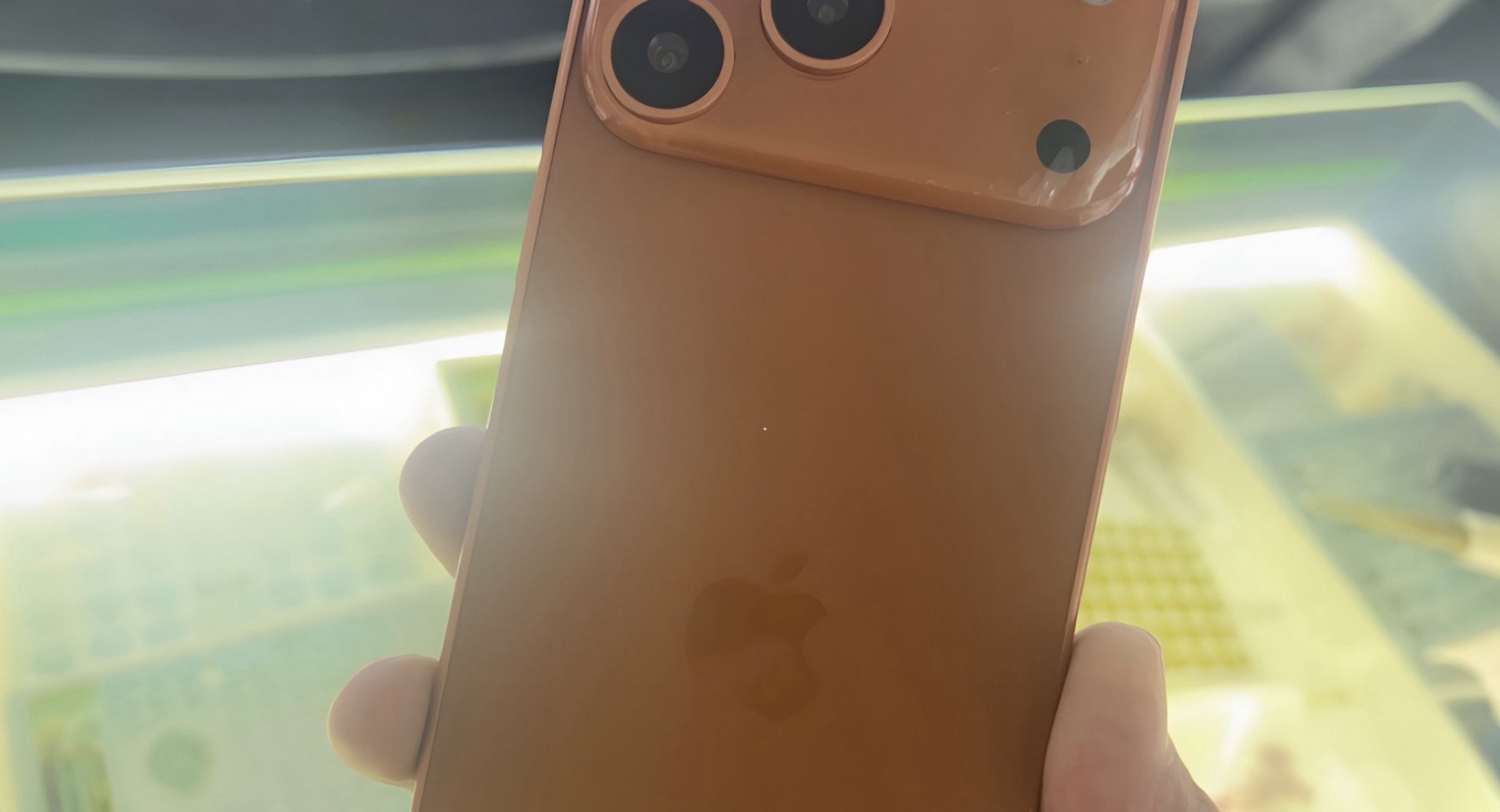 Оранжевый iPhone 17 Pro показали на живом фото