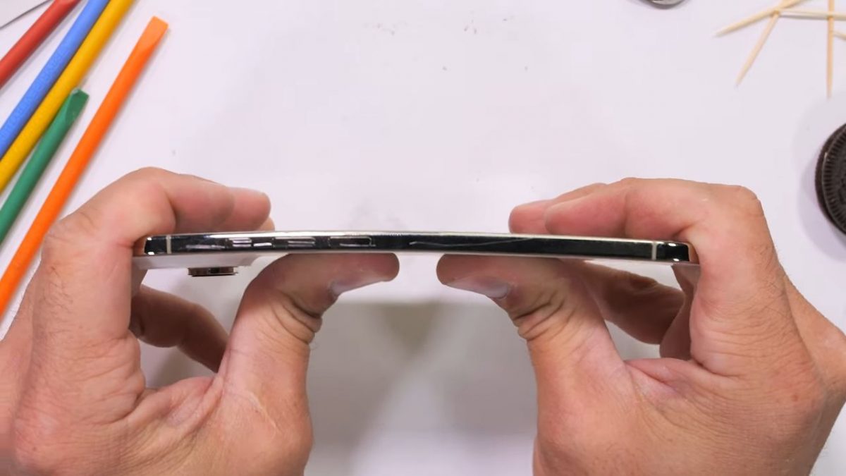 iPhone Air оказался прочным и несгибаемым