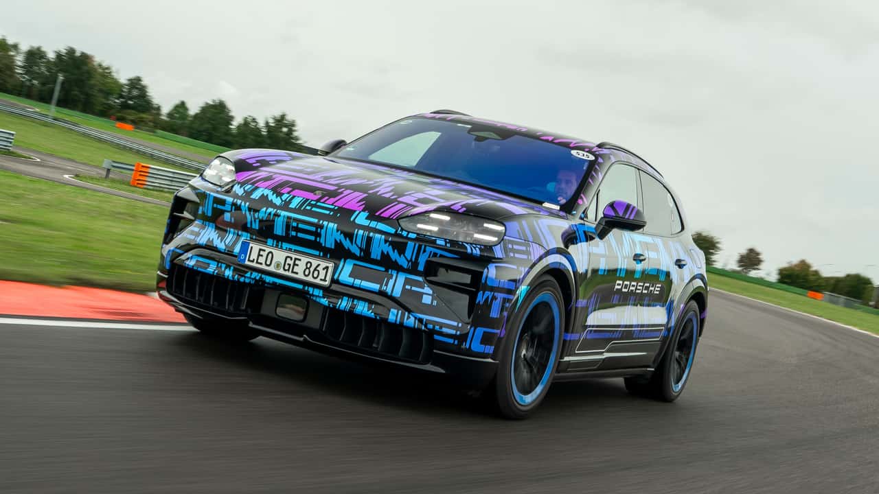 Электрический Porsche Cayenne получил гигантский изогнутый дисплей для мультимедиа