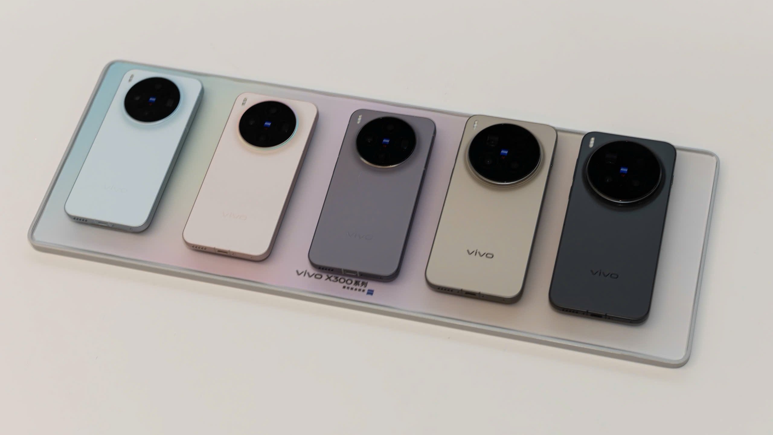 Продажи Vivo X300 и X300 Pro стартуют в России 10 ноября