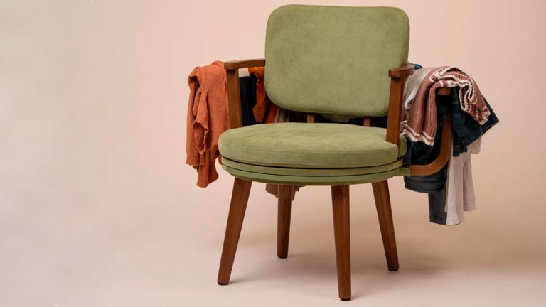 Стул для «полугрязной» одежды стал неожиданным хитом на Kickstarter