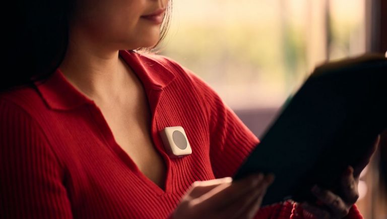 Бывшие инженеры Apple выпустят брошь с ИИ за $179