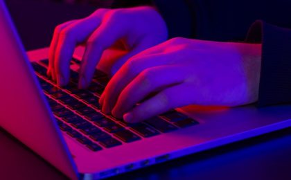 В России принят закон об ИИ: маркировка контента, суверенные LLM и правила обучения